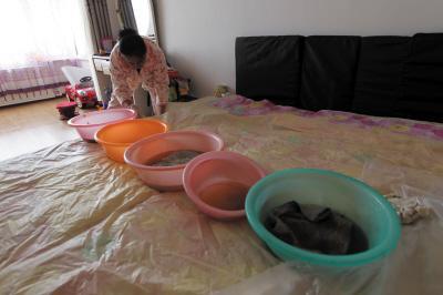 江安楼上漏水，住户失联，小区没物管，业主维权难！律师来支招……